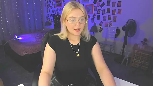 Snapshot of LouiseMous chatting on July 2026 03:16:02 PM LouiseMous online show from July 2026 03:16:02 PM