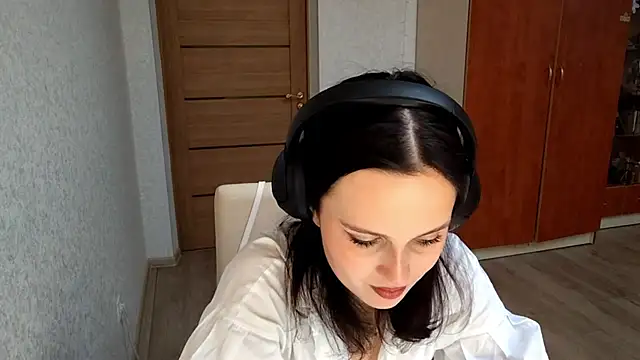 LouiseMarengo online show from December 2025 01:18:02 PM