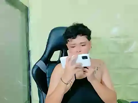 Snapshot of lunabustygirl chatting on February 2026 04:08:01 PM lunabustygirl online show from February 2026 04:08:01 PM