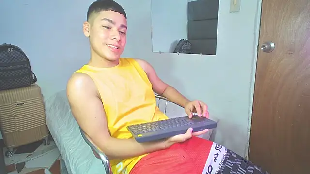 Snapshot of Lucastorrez01 chatting on November 2025 04:45:02 PM Lucastorrez01 online show from November 2025 04:45:02 PM