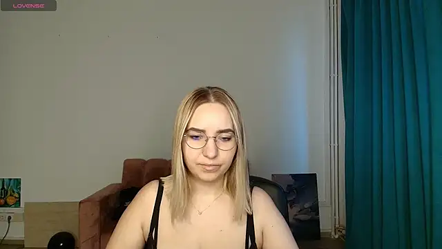 Snapshot of HillaryWong chatting on November 2025 06:52:01 AM HillaryWong online show from November 2025 06:52:01 AM