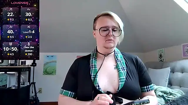 Snapshot of queerlyjaz chatting on May 2026 06:02:02 PM queerlyjaz online show from May 2026 06:02:02 PM