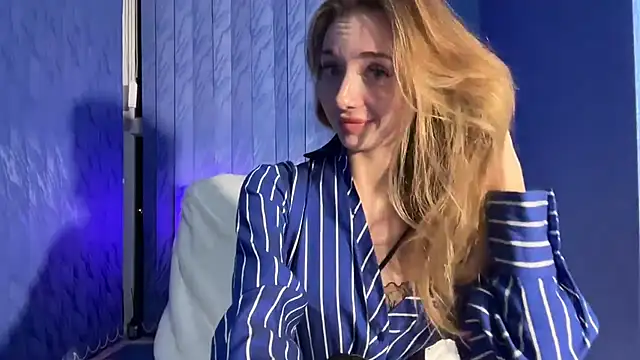 Jolienne online show from November 2025 06:08:01 PM