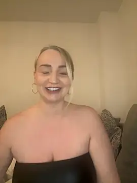 BootyQueenApril online show from November 2025 09:40:01 PM