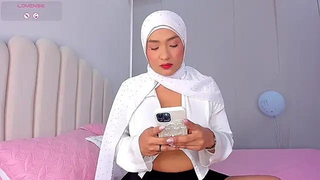 Amira-Zahra online show from May 2026 07:19:01 PM