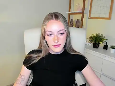 EvelynBlond online show from November 2025 01:43:01 PM