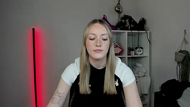 EvelynBlond online show from April 2026 12:36:02 PM