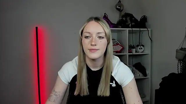 EvelynBlond online show from April 2026 12:27:01 PM