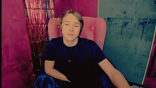 DonaldWoon online show from December 2025 06:58:02 PM