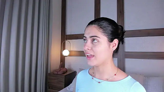 SarhaVega online show from December 2025 01:19:01 PM