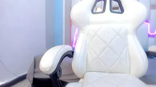 mask red girl online show from February 2026 01:05:02 PM