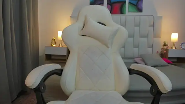 mask red girl online show from April 2026 01:23:01 PM