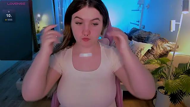 lovelyy julia online show from April 2026 08:20:01 AM