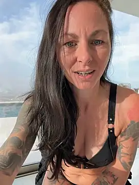 Snapshot of Mel-Mia chatting on February 2026 06:09:01 AM Mel-Mia online show from February 2026 06:09:01 AM