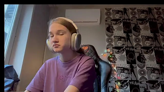 helgicuteness online show from December 2025 06:39:02 AM