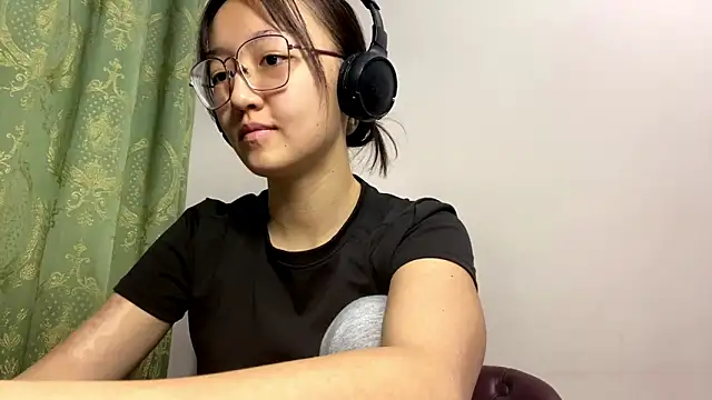 LinaClous online show from December 2025 01:27:01 PM