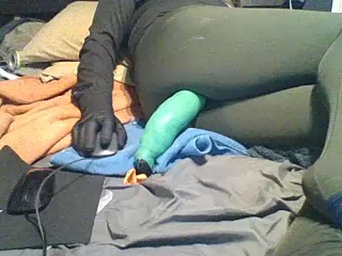 xxxenzo1 online show from December 2024 01:45:01 PM