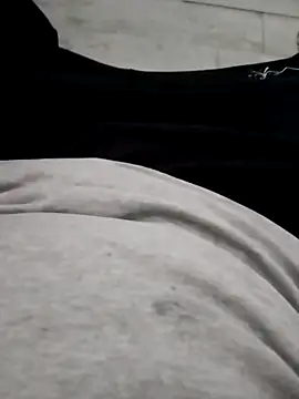 erdestruttor18 online show from December 2025 01:42:01 PM