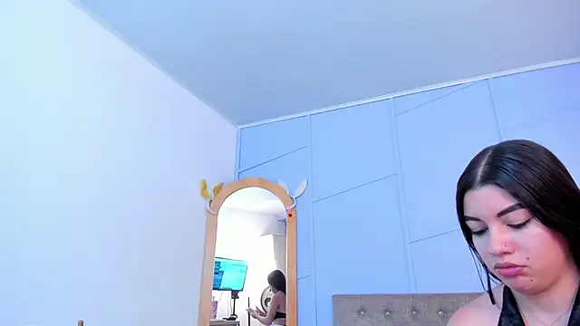 lourenfox online show from December 2025 12:00:02 PM