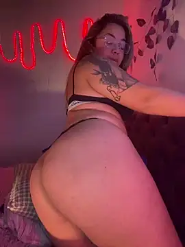 Lindalatina2001 online show from May 2026 06:15:02 PM