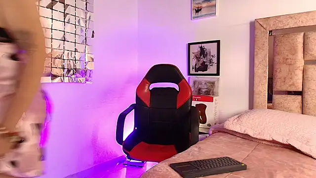 ElenaLauren online show from April 2026 03:20:01 PM