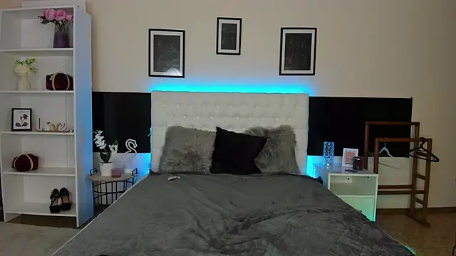 KiraNeeww online show from February 2026 06:17:01 AM