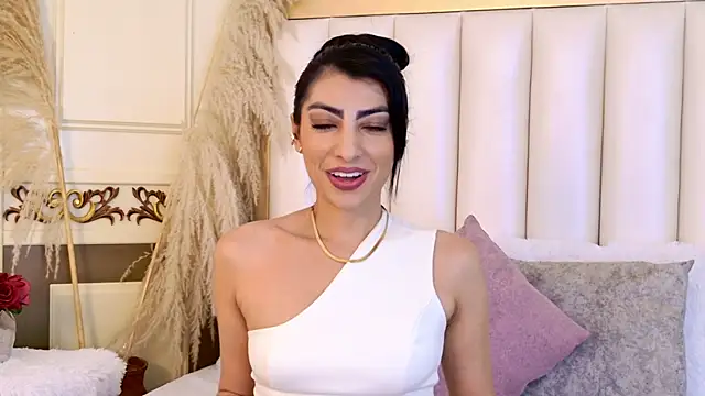 NinnaPiers online show from April 2026 11:37:01 AM