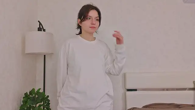 NyraVesperis online show from April 2026 07:06:01 AM