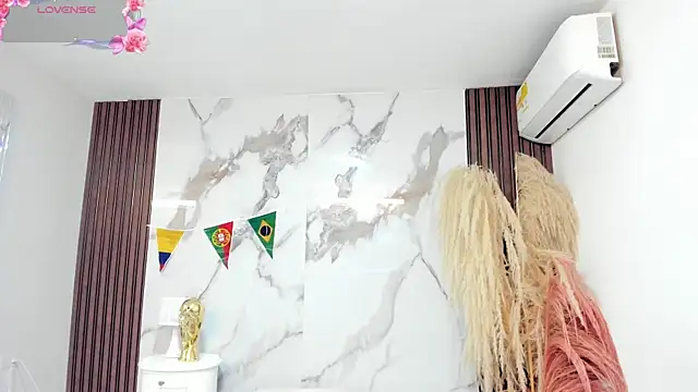 Snapshot of Annyhathatway chatting on June 2026 08:24:01 PM Annyhathatway online show from June 2026 08:24:01 PM
