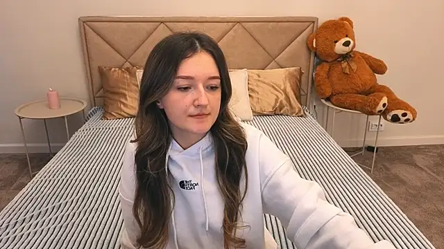 CyrenaLuxe online show from April 2026 06:58:01 AM