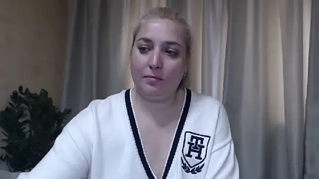 Snapshot of sweetpussy13 chatting on June 2026 06:15:02 AM sweetpussy13 online show from June 2026 06:15:02 AM