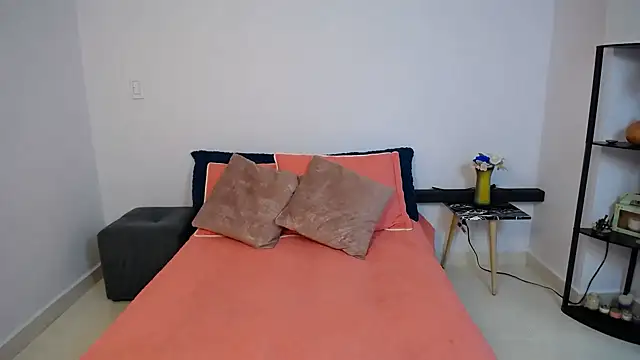 Parislennon online show from February 2026 04:33:01 PM