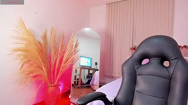 Isa Emm online show from December 2025 07:08:02 PM