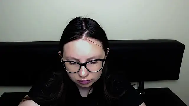 Snapshot of LiliaErmi chatting on May 2026 06:43:02 AM LiliaErmi online show from May 2026 06:43:02 AM