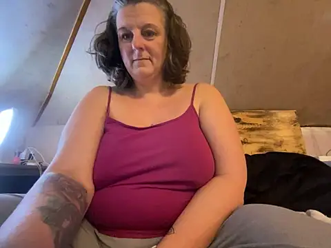 MommaBear5676 online show from December 2025 02:32:02 PM