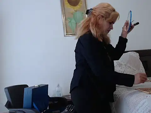 evelynsmithco online show from December 2025 04:03:02 PM