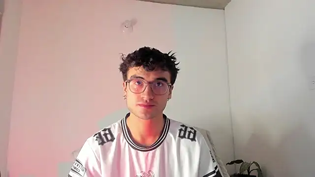 Snapshot of charlie_dicker chatting on May 2026 10:15:02 PM charlie dicker online show from May 2026 10:15:02 PM