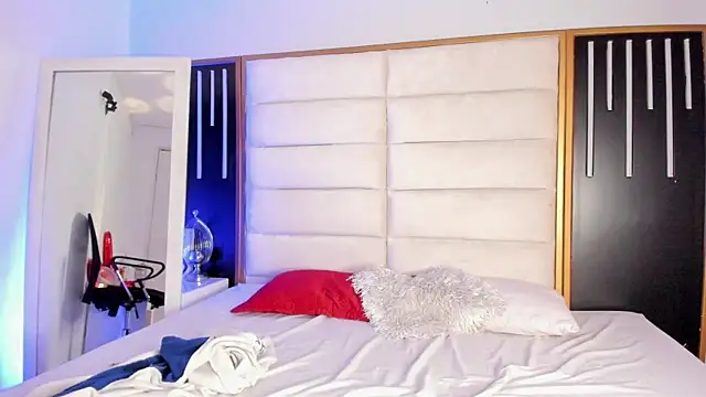 Snapshot of JuliMonroe19 chatting on February 2026 01:11:01 PM JuliMonroe19 online show from February 2026 01:11:01 PM