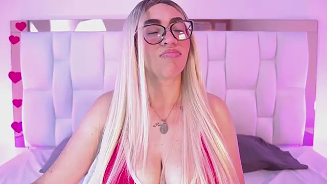 CamilleJuicy  online show from April 2026 01:01:01 PM