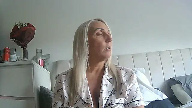 Snapshot of theblondecocklover chatting on June 2026 07:04:02 PM theblondecocklover online show from June 2026 07:04:02 PM