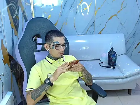 Snapshot of Boy_tatto77 chatting on June 2026 12:44:02 AM Boy tatto77 online show from June 2026 12:44:02 AM
