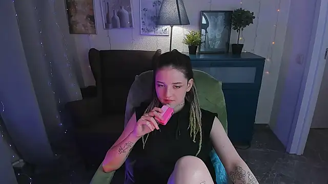 Snapshot of SarahShelby chatting on June 2026 10:23:02 PM SarahShelby online show from June 2026 10:23:02 PM