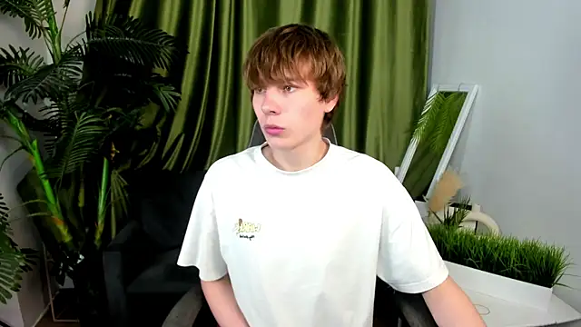 andyyzzz online show from June 2026 08:30:02 PM