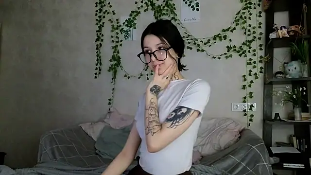 LeonaHinnes online show from May 2026 10:24:02 AM