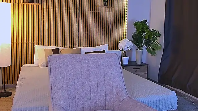 EmeraldGlow online show from April 2026 07:07:02 PM