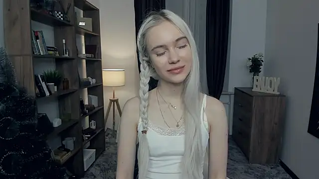 KristalCrowner online show from February 2026 07:34:02 PM