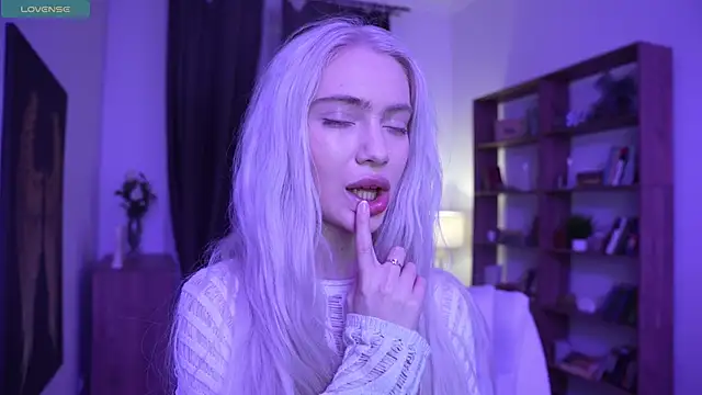 KristalCrowner online show from April 2026 07:23:02 PM