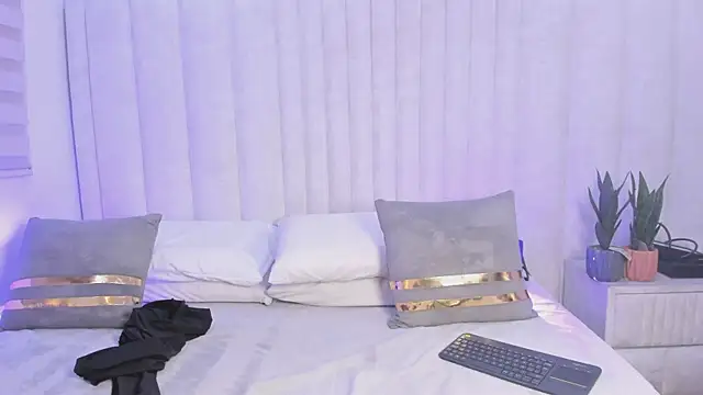 nicol moons online show from February 2026 04:19:02 AM