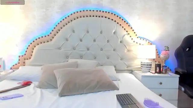 CintiaHolms online show from April 2026 03:20:02 AM