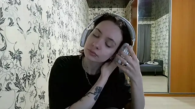 LxayBloom online show from April 2026 09:15:01 AM